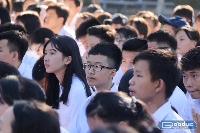 Học sinh dự lễ khai giảng tại trường trung học phổ thông Nguyễn Trãi.