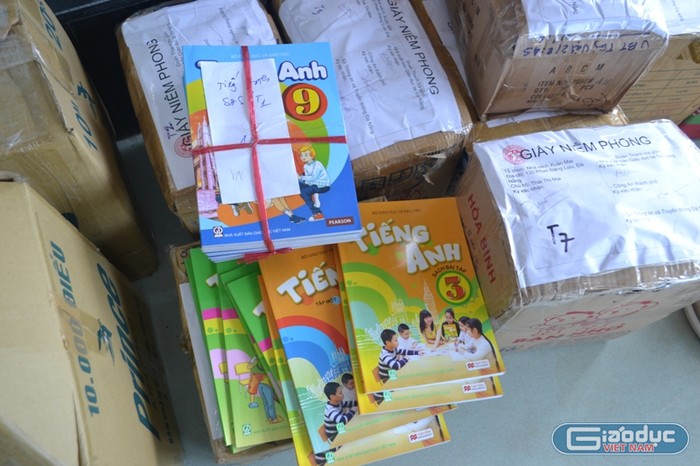 Cơ quan chức năng Đà Nẵng phát hiện hàng ngàn cuốn sách in lậu được phát hành tại các nhà sách. Ảnh: TT