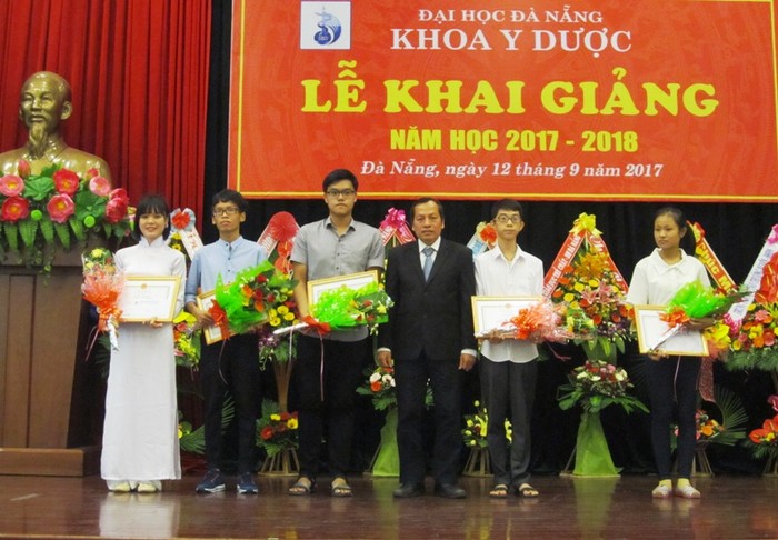 Khoa Y Dược trao giấy khen cùng tiền thưởng cho 5 tân sinh viên đạt danh hiệu thủ khoa, á khoa.