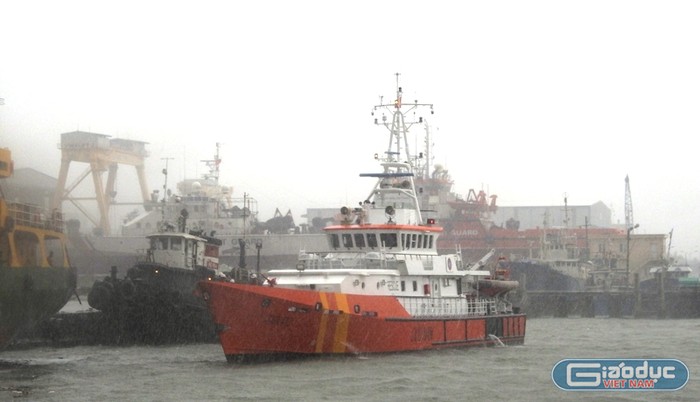 Tàu cứu nạn đưa 11 ngư dân gặp nạn trên biển do cơn bão số 10 về cảng an toàn.