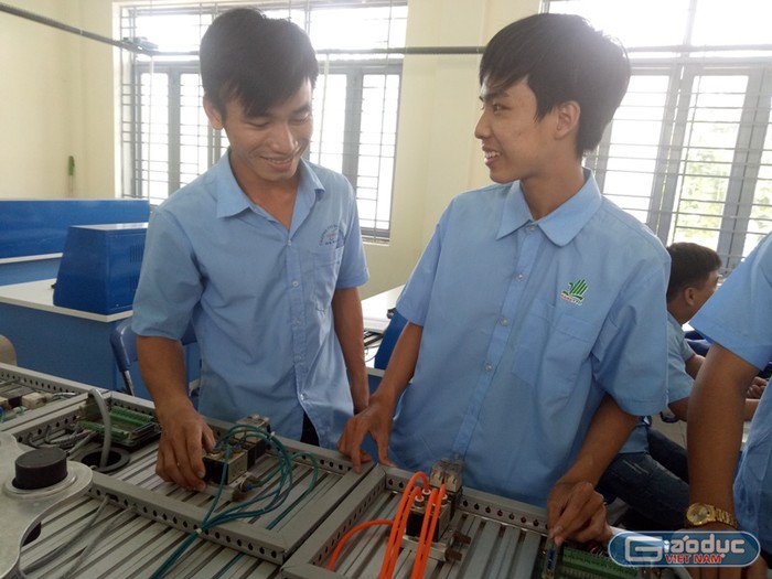 Bạn Nguyễn Văn Sanh (bên phải) đang thực hành nghề điện trong một giờ học tại trường Cao đẳng nghề Đà Nẵng.