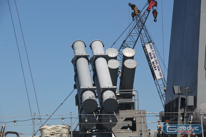 Tàu được trang bị hệ thống tên lửa hiện đại.