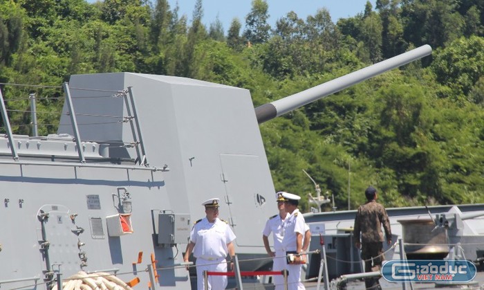 Hệ thống pháo đầu mũi chiến hạm