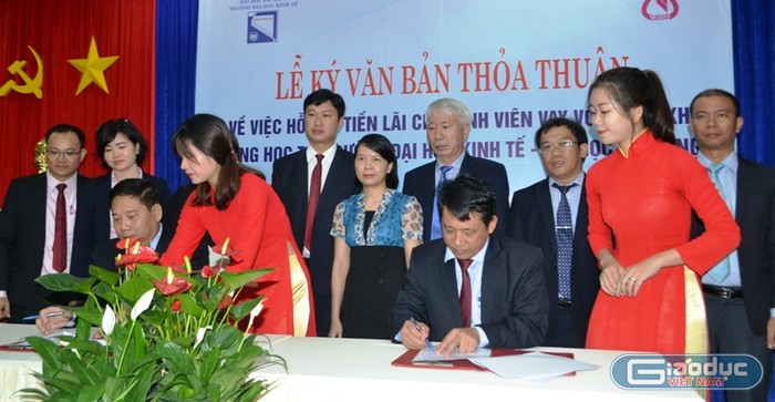 Đại diện Trường Đại học Kinh tế Đà Nẵng và Ngân hàng Chính sách xã hội ký kết thỏa thuận về hỗ trợ sinh viên nghèo. Ảnh: TT