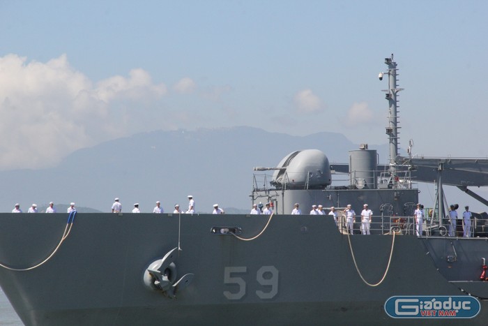 Mặc dù là tàu hậu cần nhưng Roks Hwacheon (AOE 59) vẫn được trang bị vũ khí tối tân.