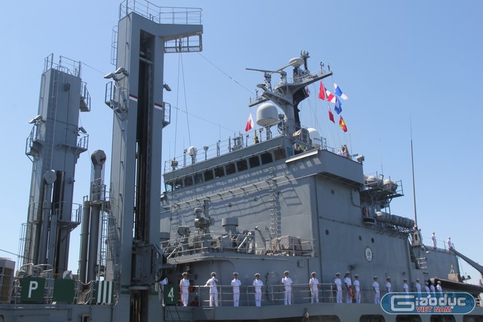 Tàu Roks Hwacheon (AOE 59) có lượng giãn nước hơn 9.100 tấn