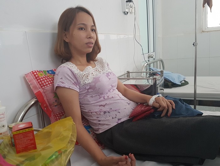 Cô Thủy phải nhập viện cấp cứu vì quãng đường đi bộ quá xa đã ảnh hưởng đến thai nhi gần 9 tuần tuổi. Ảnh: CTV