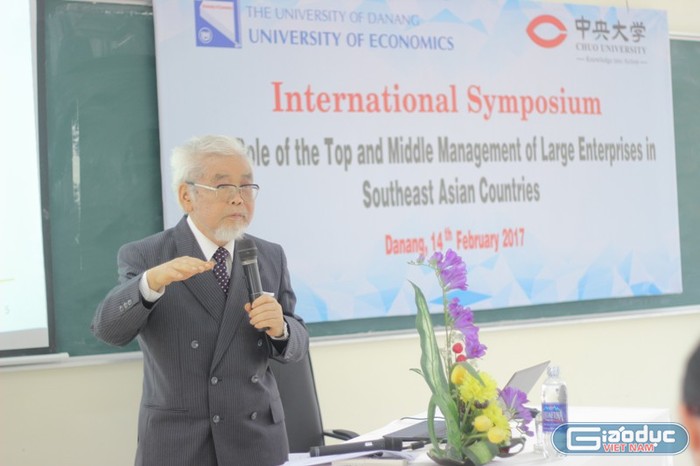 Giáo sư Takahashi trong một giờ giảng dạy tại trường Đại học Kinh tế Đà Nẵng.