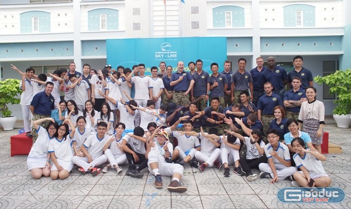 Giao lưu giữa Hải quân Hoa Kỳ và học sinh Đà Nẵng. Ảnh: AN