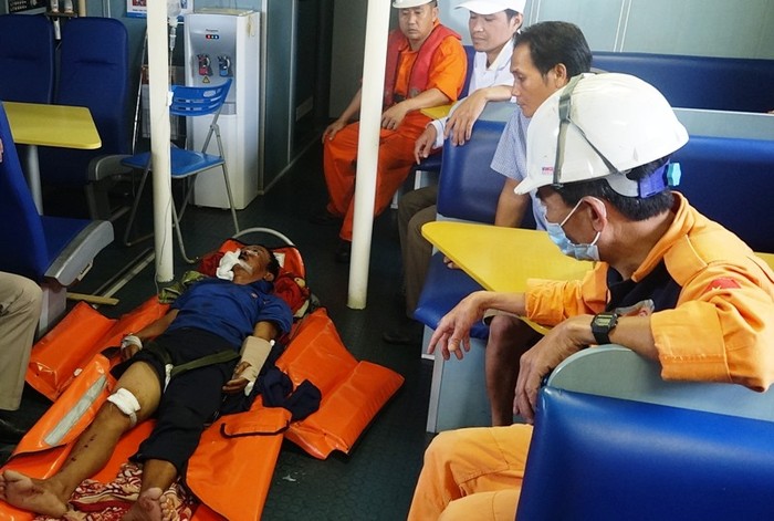 Ngư dân gặp nạn trên biển Hoàng Sa được đưa vào bờ cấp cứu an toàn. Ảnh: Danang MRCC
