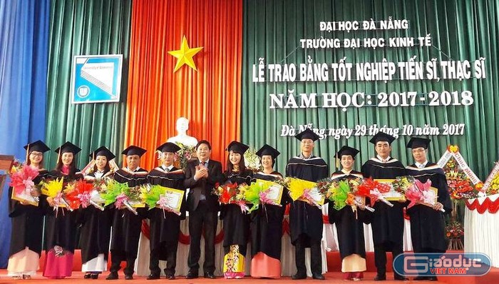 Trường Đại học Kinh tế Đà Nẵng lần đầu tiến hành trao bằng Tiến sĩ và Thạc sĩ tại trường sau khi được giao quyền tự chủ. Ảnh: TT
