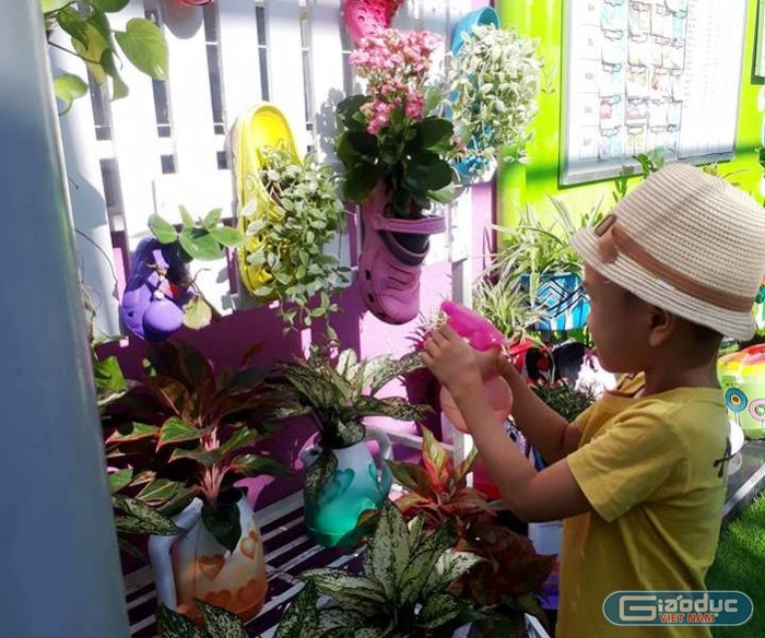 Học sinh được vui chơi, chăm sóc những giàn hoa trồng từ những đồ phế thải.