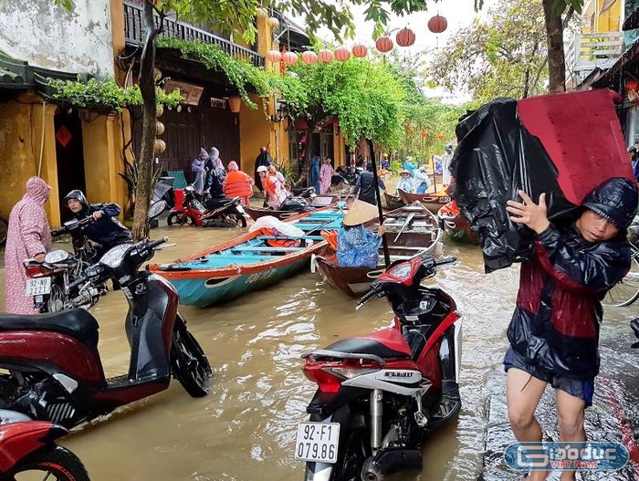 Học sinh nhiều vùng ở miền Trung phải nghỉ học do mưa lũ. (trong ảnh: phố cổ Hội An bị chìm trong nước lũ)