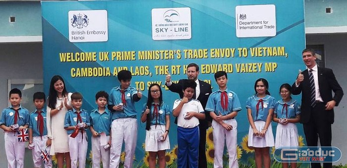 Đại sứ Anh tặng quà và giao lưu với các học sinh Việt Nam. Ảnh: TT