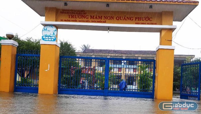 Mưa lũ ở Huế khiến nhiều trường học bị chìm sâu. Ảnh: TL