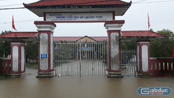Nhiều trường học ở Huế vẫn còn chìm trong nước.