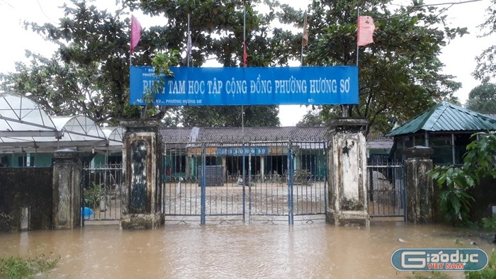 Trung tâm học tập cộng đồng phường Hương Sơ bị &quot;ngâm&quot; nước mấy ngày nay.
