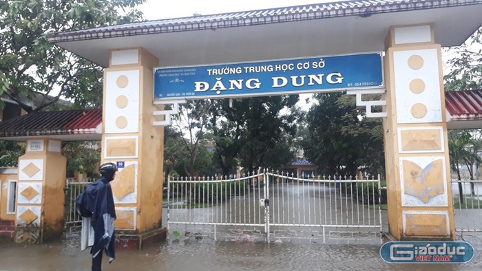 Nước lũ bủa vây trường Đặng Dung – huyện Quảng Điền.