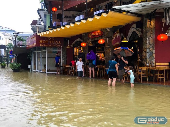 Nhiều nơi tại thành phố Huế vẫn ngập sâu. Ảnh: TL