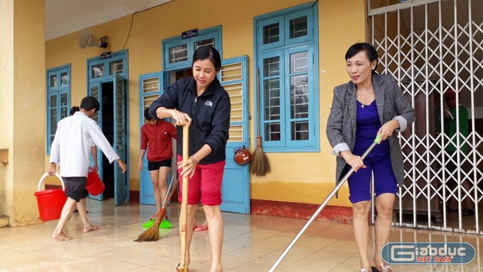 Cô Lan Hiệu trường trường Quảng Phước (áo xanh) cùng các giáo viên dọn vệ sinh sau lũ.