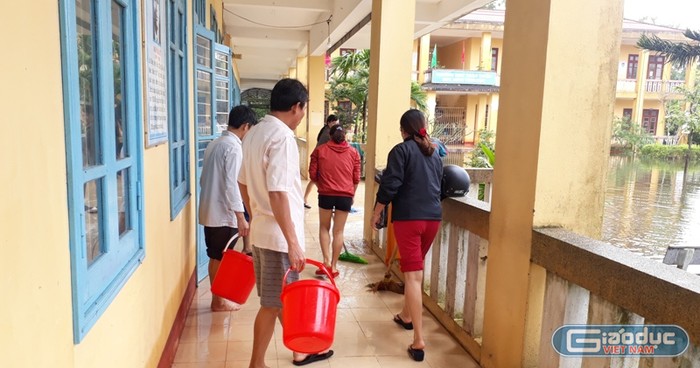 Nước lũ vẫn còn “ngấp nghé” bên ngoài trường Quảng Phước.