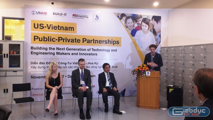 Tân Đại sứ Hoa Kỳ tại Việt Nam ông Dan Kritenbrink cùng các doanh nghiệp Hoa Kỳ trong ngành khoa học công nghệ đã đến thăm Đại học Đà Nẵng.
