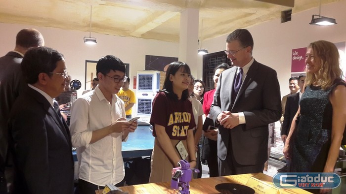 Tân Đại sứ Hoa Kỳ Dan Kritenbrink bày tỏ sự ngưỡng mộ trước sức sáng tạo của sinh viên Đà Nẵng.