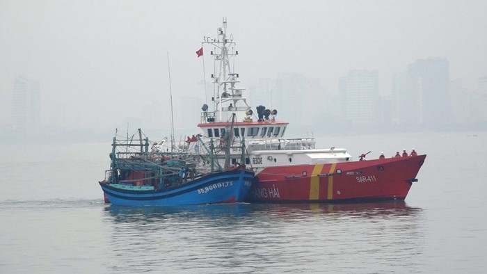 Tàu SAR 411 lai dắt tàu cá cùng các ngư dân bị nạn trên biển về cập cảng Đà Nẵng an toàn. Ảnh: TT