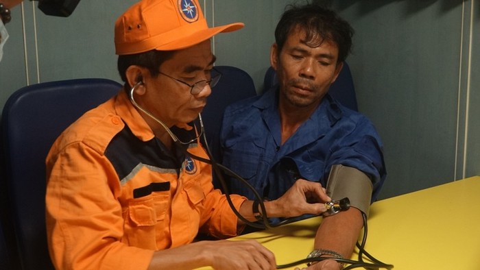 Lực lượng cứu nạn hàng hải kiểm tra sức khỏe của các ngư dân gặp nạn trên biển. Ảnh: MRCC