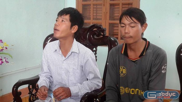 Anh Nguyễn Văn Huy Tâm (ngụ ấp Tân Thuận, xã Tân Lợi, huyện Tịnh Biên, An Giang, bên trái) kể lại hành trình bị bắt đi lao động trên biển. Ảnh: TT