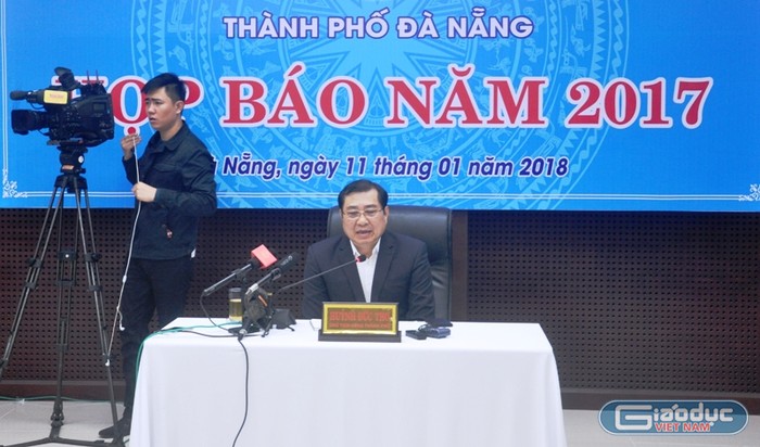 Chủ tịch Ủy ban nhân dân thành phố Đà Nẵng Huỳnh Đức Thơ chủ trì cuộc họp báo ngày 11/1. Ảnh: TT