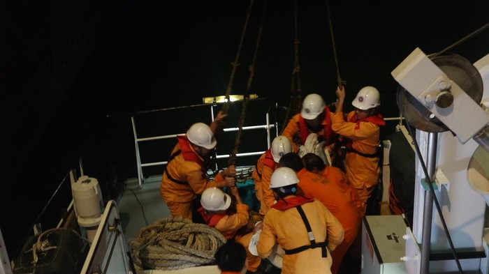 Cứu nạn thuyền viên người Philippines trên biển. Ảnh: Danang MRCC