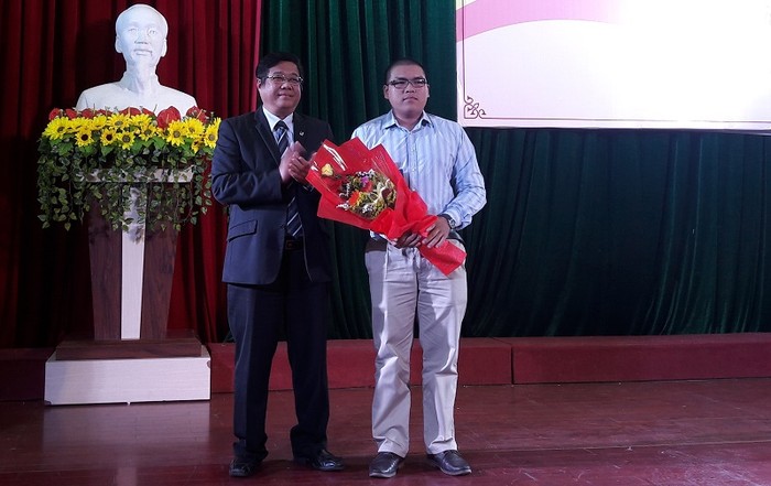 Hiệu trưởng Trường Đại học Bách khoa Đà Nẵng khen thưởng thủ khoa đầu vào khóa 36. Ảnh: TT