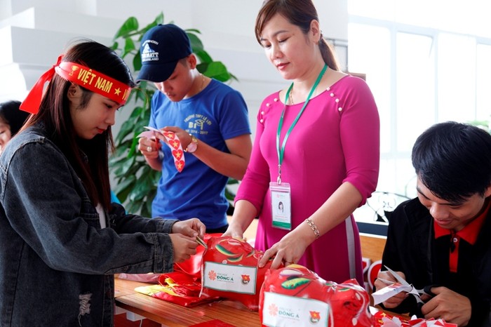 Sinh viên vừa cổ vũ U23 Việt Nam vừa gây quỹ để tặng vé xe tết cho sinh viên nghèo về quê đón tết. Ảnh: PC