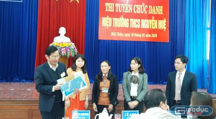 Hội đồng kiểm tra đề thi tuyển Hiệu trưởng trường trung học cơ sở Nguyễn Huệ (Hải Châu). Ảnh: TT