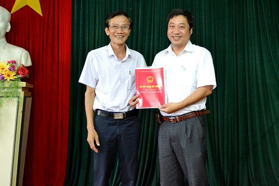 Ông Nguyễn Hữu Sáng, giám đốc sở Nội vụ tỉnh Quảng Nam (bìa trái) bị kỷ luật bằng hình thức cảnh cáo do các sai phạm liên quan đến công tác cán bộ. Ảnh: Báo Quảng Nam