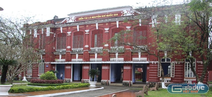 Trường trung học phổ thông Quốc học Huế với hàng trăm năm tuổi nằm bên dòng sông Hương thơ mộng của đất cố đô.