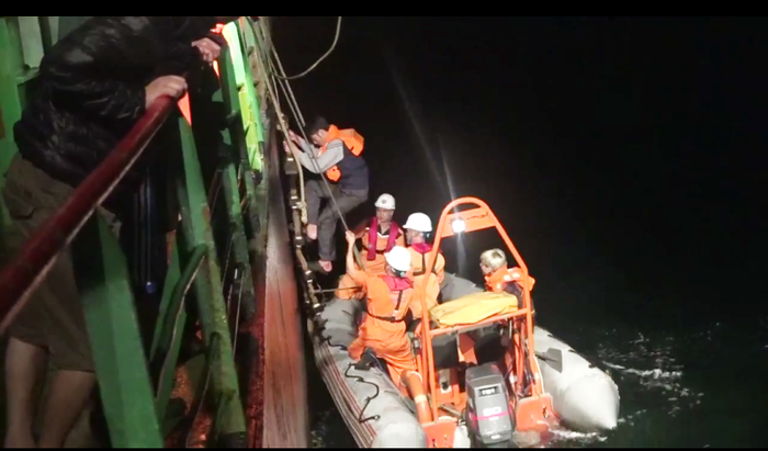 Tám thuyền viên trên tàu hàng bị chìm giữa biển đã được ứng cứu an toàn. Ảnh: Danang MRCC