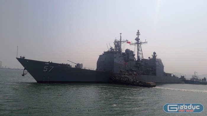Lai dắt tàu tuần dương hạm USS Lake Champlain (CG57) từ phao số 0 vào cập cảng Tiên Sa (Đà Nẵng).