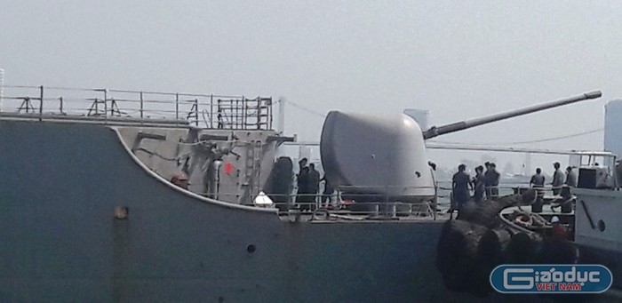 Cận cảnh pháo hạm cỡ lớn được bố trí ngay phía dưới sàn đỗ trực thăng.