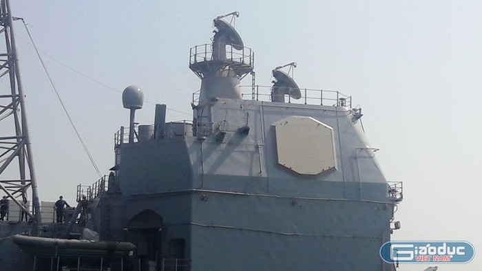 Tàu USS Lake Champlain được trang bị 8 tên lửa chống hạm RGM-84 Harpoon, 2 ống phóng lôi Mk 32 12.75-in (324 mm).