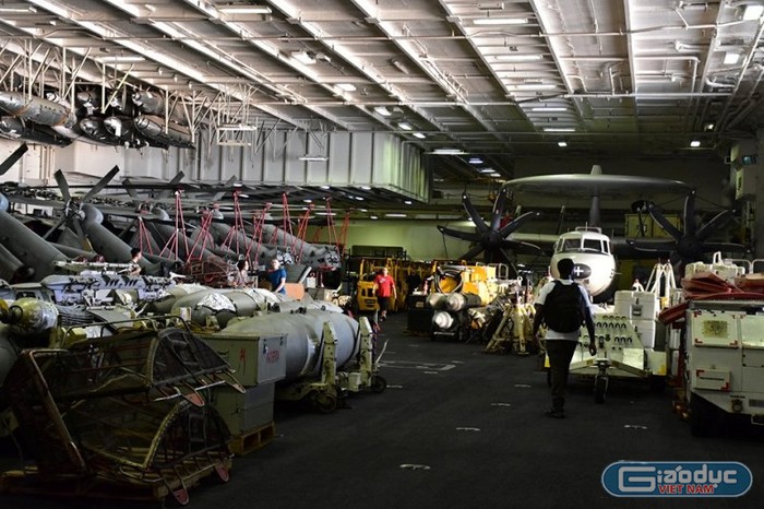 Kho chứa máy bay nằm ngay bên dưới boong tàu sân bay USS Carl Vinson với nhiều chủng loại khác nhau, trong đó có nhiều máy bay trực thăng.