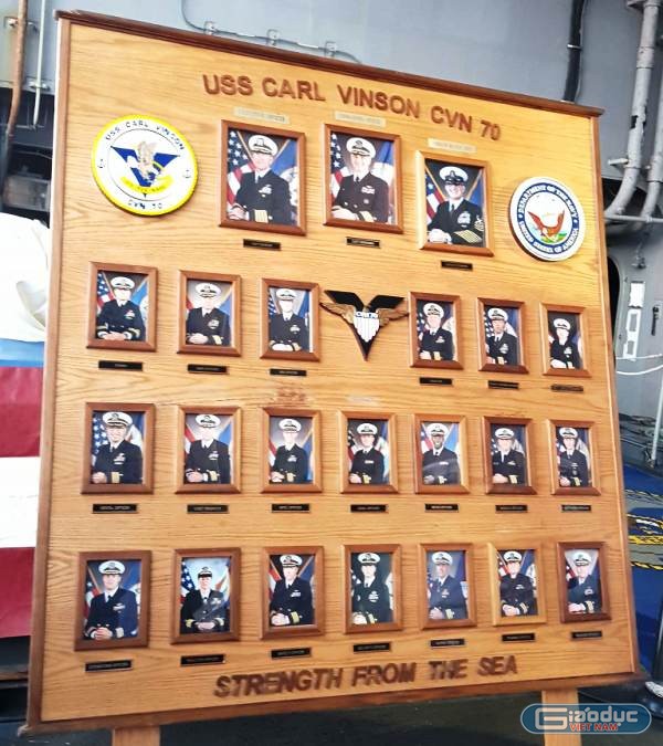 Danh sách các chỉ huy trên tàu USS Carl Vinson. Cụm từ &quot;Strength From The Sea&quot; được tạm dịch là sức mạnh từ biển cả.