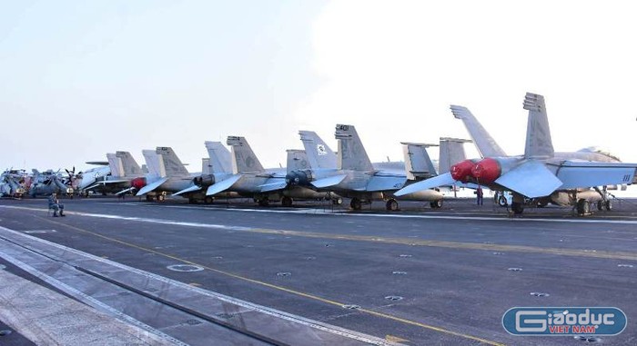 Những dãy dài máy bay được sắp xếp đậu ngăn nắp trên boong tàu sân bay sẵn sàng triển khai làm nhiệm vụ khi có mệnh lệnh.