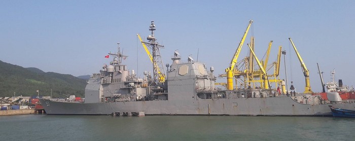 Nhóm tác chiến tàu sân bay của Hạm đội 7 (Hoa Kỳ) cập cảng Tiên Sa (trong ảnh: tàu tuần dương USS Lake Champlain). Ảnh: TT