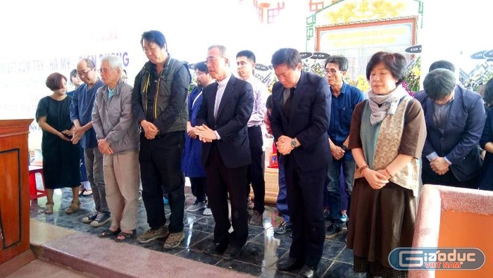 41 thành viên Quỹ Hoà bình Hàn - Việt đã trở lại ngôi làng mà năm xưa những người lính Nam Triều Tiên (Hàn Quốc) đã gieo rắc nỗi đau thương ngút trời với sinh mạng của hàng trăm dân thường vô tội bị cướp đi trong chớp mắt.