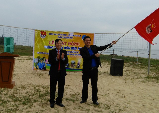 Ông Hà Quốc Phong (bên trái) trong một buổi lễ do Thành đoàn Đồng Hới tổ chức. Ảnh: báo Tuổi Trẻ