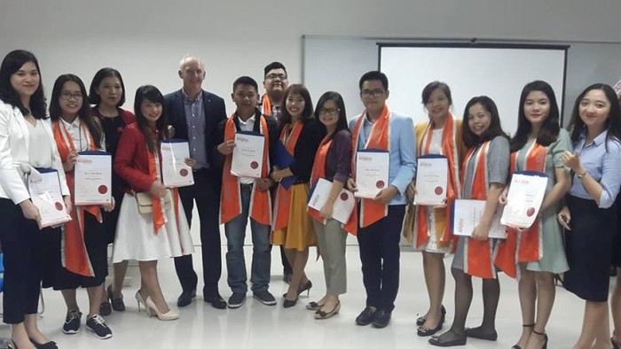 Lãnh sứ quán Australia trao bằng chứng chỉ về khách sạn cho các sinh viên Trường Đại học Đông Á. Ảnh: AN