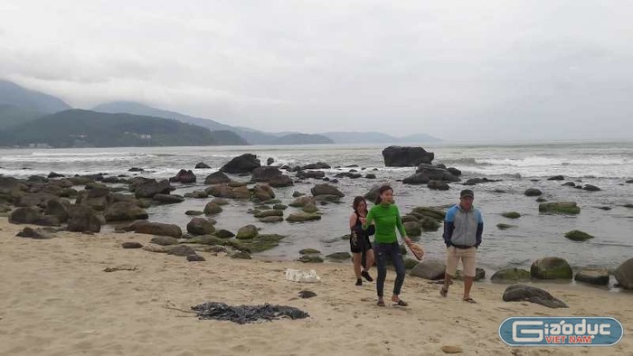 Khách du lịch hứng thú với vẻ đẹp của bãi biển, ghềnh đá nằm ở phía Bắc vịnh Đà Nẵng, ngay sát dưới chân đèo Hải Vân.