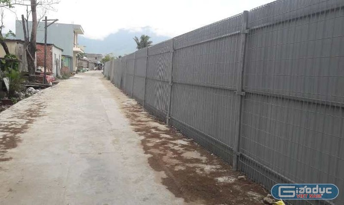 Để bao vây phần diện tích hơn 33 hecta được thành phố Đà Nẵng giao, chủ đầu tư đã xây dựng một hệ thống tường rào bằng sắt kiên cố kéo dài hơn 3km, bịt lối xuống biển của người dân. Theo chính quyền địa phương thì hàng rào này được dựng lên từ tháng 6/2017 để chủ đầu tư thi công dự án.